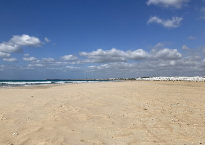 Playa de Conil de la Frontera con arena dorada y cielo azul en la costa gaditana