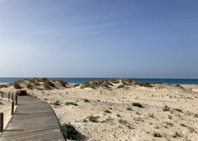 Vista de un sendero en la playa de San Fernando, un espacio natural que recorre el paisaje costero