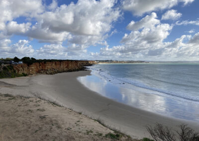 Vista de la Cala de Conil, con aguas de calidad y acantilados rodeados de vegetación, un refugio natural tranquilo ideal para el ecoturismo