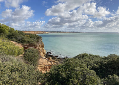 Sendero litoral a lo largo de la costa, con vistas al mar y acantilados, rodeado de vegetación mediterránea, ideal para el ecoturismo y el turismo sostenible