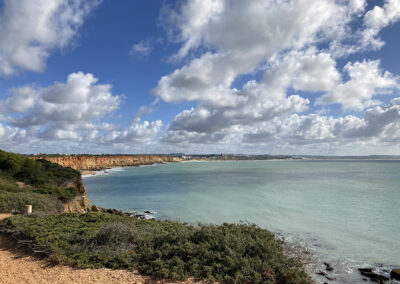 Sendero de dominio público marítimo, ofreciendo vistas al mar y los acantilados, rodeado de vegetación costera